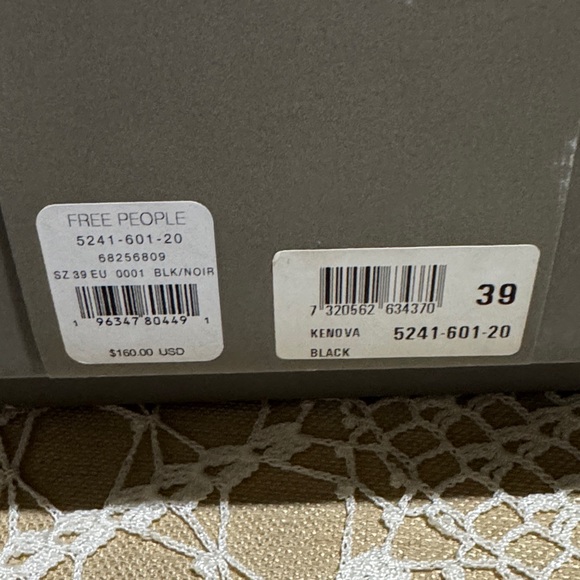 Vagabond Classic Black Oxfords - Picture 5 of 5